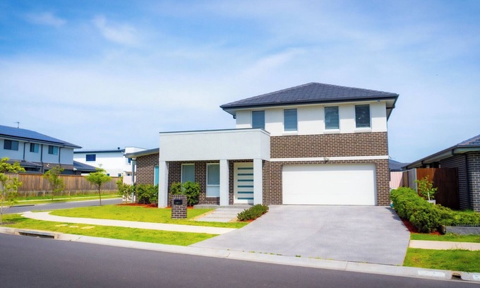 Gledswood Hills House | Luxury 7-bedroom home sleeps 16 Guests.