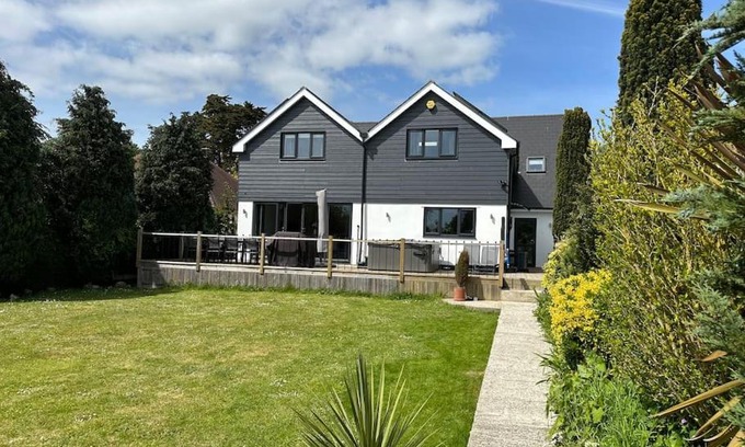 Hythe House | Luxury Air Conditioned 6 Bedroom Hythe Seaside