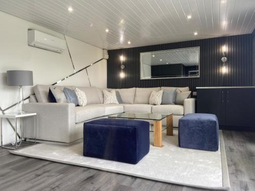 Winslow Apartment | Luxury and Style - The Garden Room