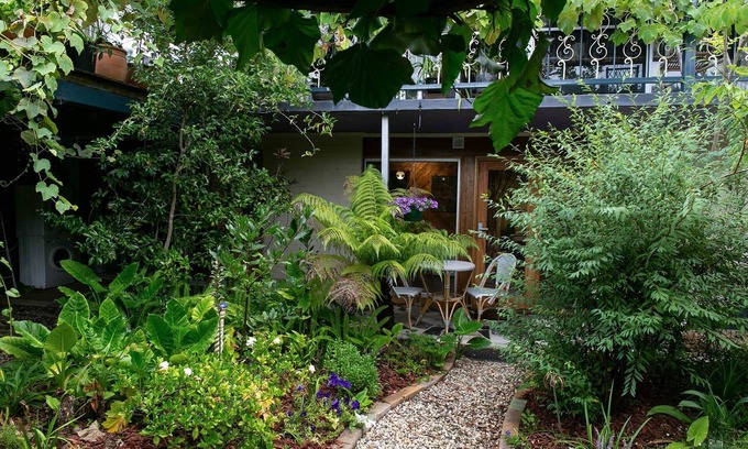 Tawonga South Apartment | Luxury Apartment-Private Gardens & Mountain Views