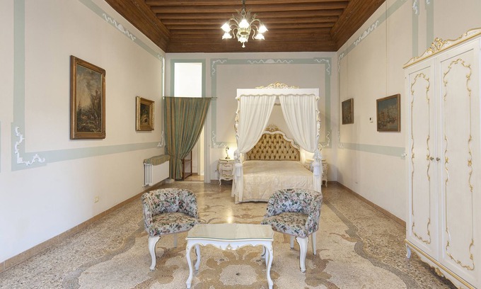 Santa Croce Apartment | LUXURY APARTMENT IN HISTORIC PALACE IN VENICE
