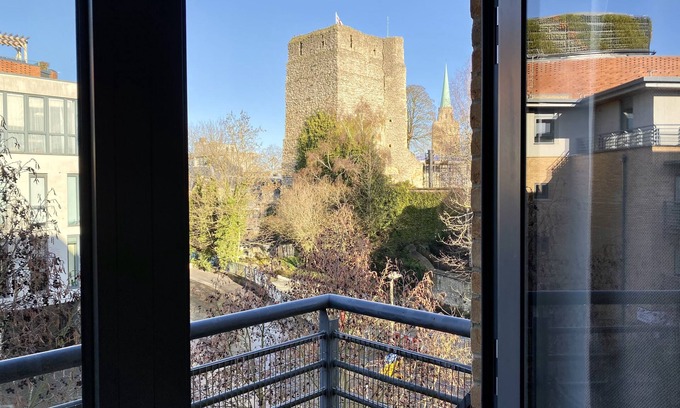 Oxford City Centre Apartment | Luxury apartment overlooking Oxford Castle.