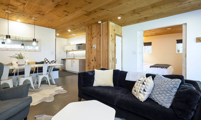 The Blue Mountains Ski Chalet | Luxury B & B 2 bdrm Chalet unit w/private yard, hottub, walk to ski and village