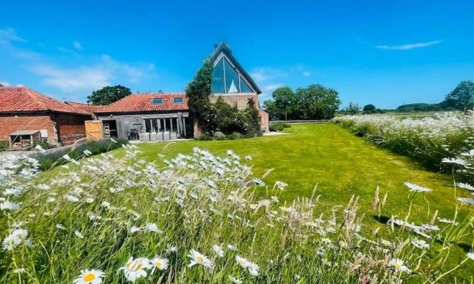 Beccles House | Luxury Barn with Pool Table & Stunning Views 9 miles from Southwold Pet friendly