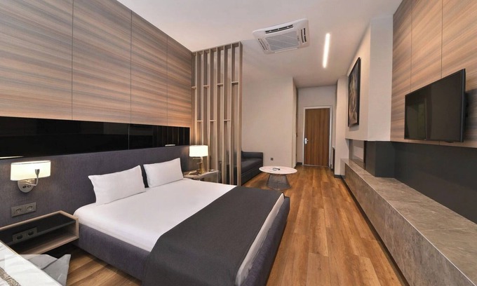 Gayrettepe Apartment | Luxury Beşiktaş Haven with Jacuzzi Near Historic Istanbul. Free Wifi