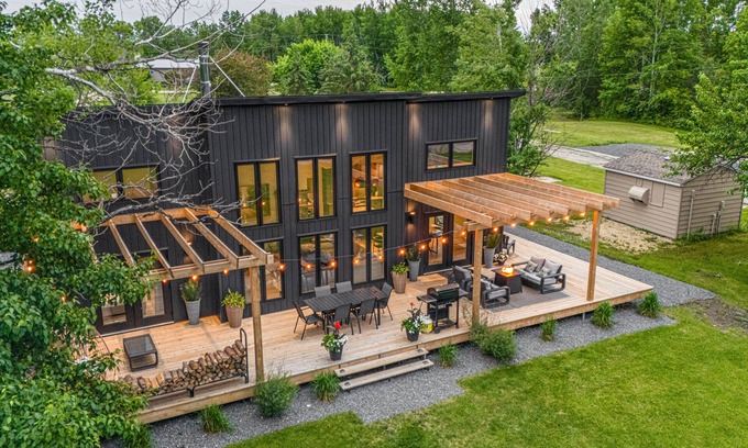 Lac du Bonnet Cabin | Luxury Cabin on the creek, with sauna, in Lac Du Bonnet, Manitoba (sleeps 8)