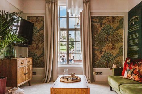 Windsor City Centre Apartment | Luxury, Castle View Apartment! Spa Treatments , Windsor Town Centre