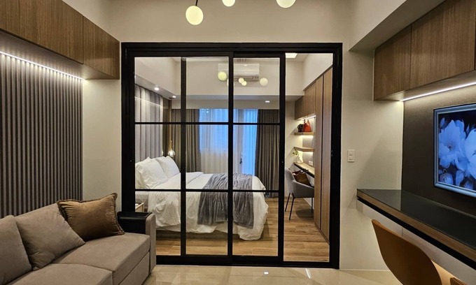 Bonifacio Global City Apartment | Luxury condo with gym,WiFi,NETFLIX at Park Mckinley West, Venice, SM Aura BGC