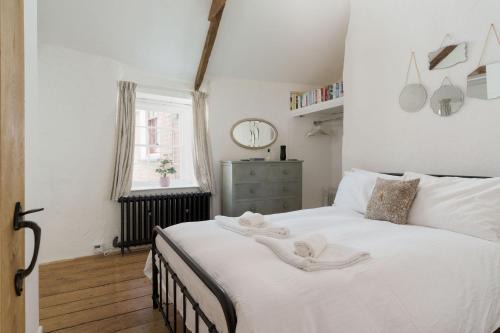 St. Agnes House | Luxury Cornish Cottage & Modern Cabin with Garden, Central St Agnes