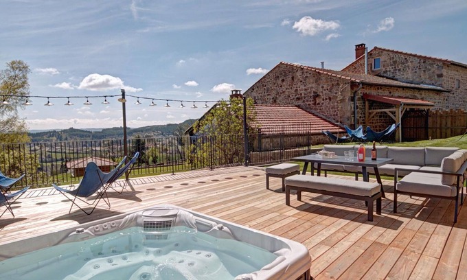 Luriecq Cottage | Luxury cottage for 12 with SPA, pool and Wi-Fi