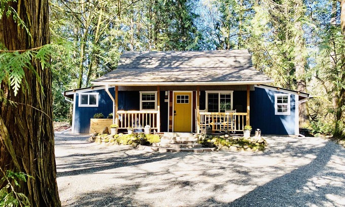 Enumclaw Cottage | Luxury Cottage in the Woods with Movie Theater! :)