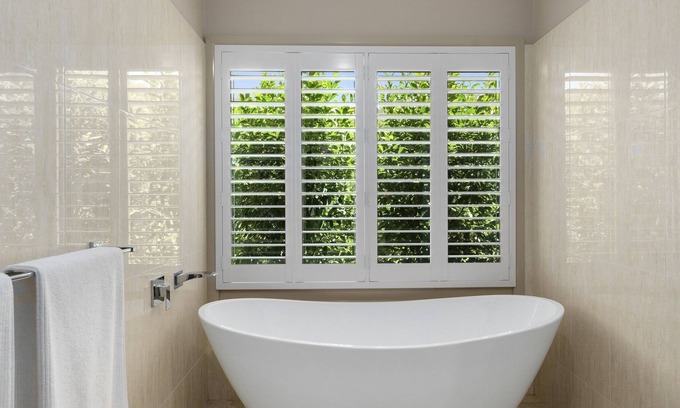 Korora House | Luxury Country Home, 5 mins to the beach, less than10 mins to restaurants / bars