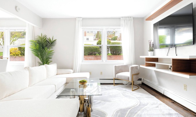 White Plains House | Luxury Designer Home near NYC + Free Parking Right Side