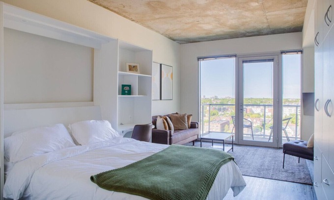 Lower East Side Apartment | Luxury East Side Studio Apt Near Brady St with Balcony