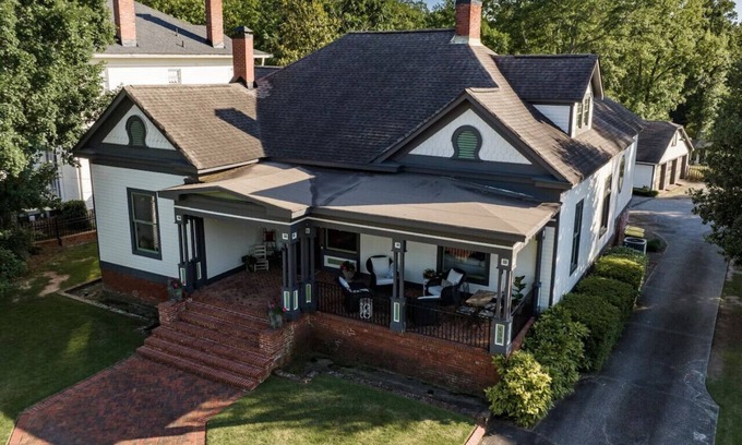 Newnan House | Luxury Fall Retreat Newnan, Steps from Downtown