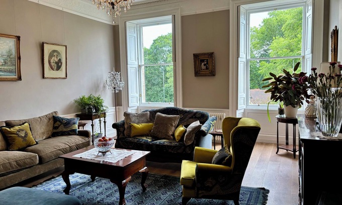 Leith Apartment | Luxury Georgian apartment in Leith Links (up to 2 guests)