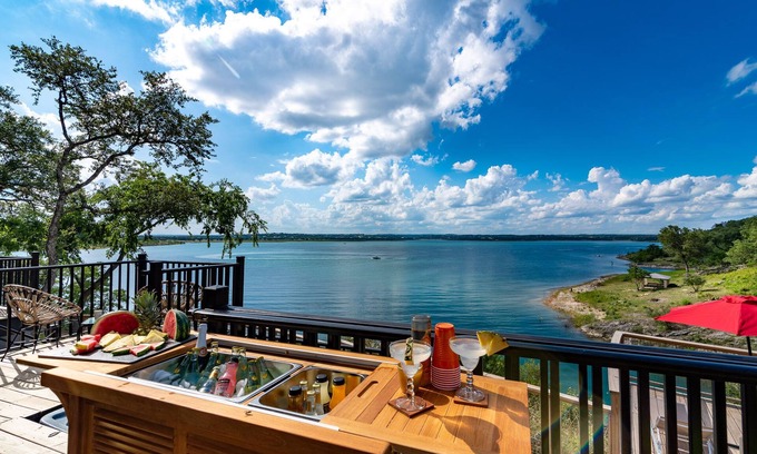Canyon Lake House | Luxury Getaway - Waterfront, 4 BD, hot tub, stargazing.
