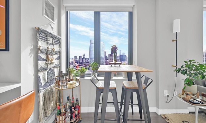 West End Apartment | Luxury high floor 1-bedroom apartment in Boston with amenities