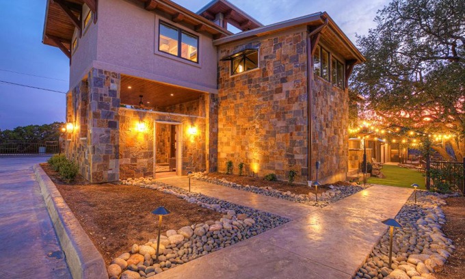 New Braunfels House | Luxury Hill Country Villa with Pool-Hot tub-Views