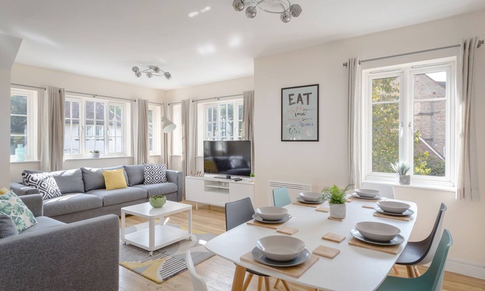 Hitchin Apartment | Luxury Hitchin Apartment, Great Central Location - With Parking