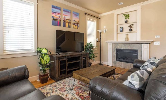 King House | Luxury Home Great Location 4BR Sleeps 12