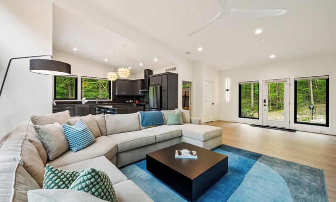 Niles House | Luxury Home: Hot tub, EV charger, Firepit, 5 min to Morris Estate or Downtown!