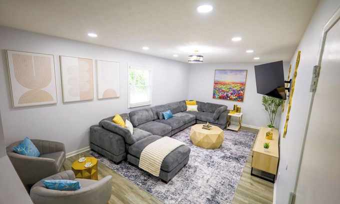 Cuyahoga Falls House | Luxury Home near Blossom, CVNP, Ski Resort