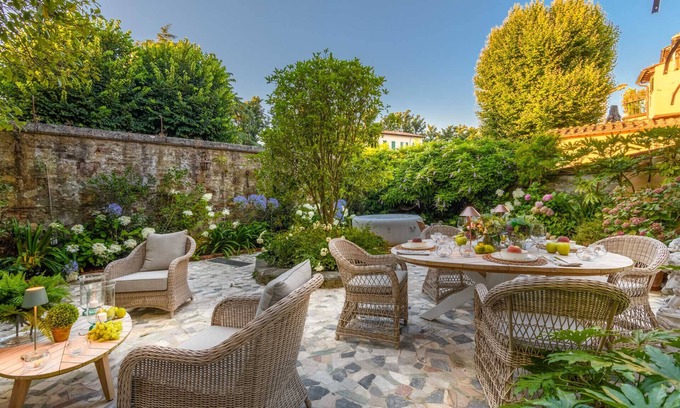 Lucca Historical Center Apartment | Luxury Home, Private Garden and Jacuzzi inside Lucca