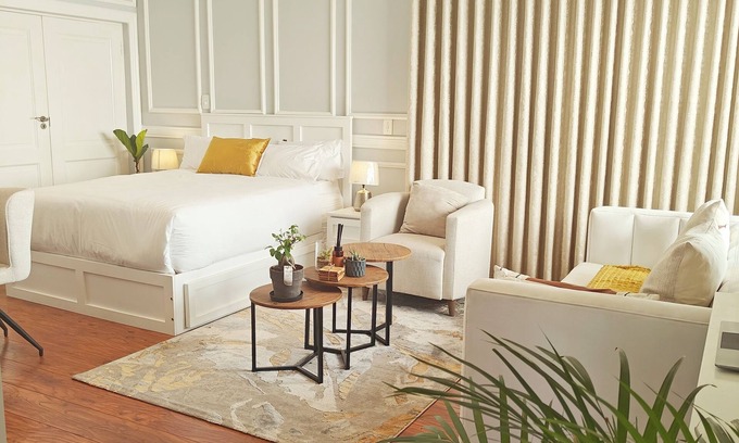 Greater Johannesburg Metropolitan Area House | Luxury House into Nature in Sandton, peaceful place with full of greens