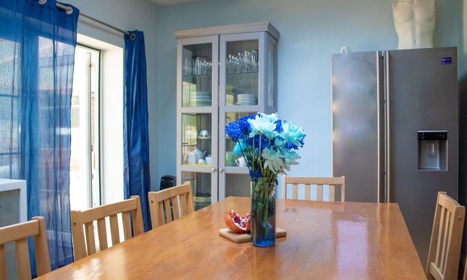 White Hart Lane House | Luxury Huge London Home sleeps12, 5bedrooms ,1 receptions , 2 gardens &breakfast