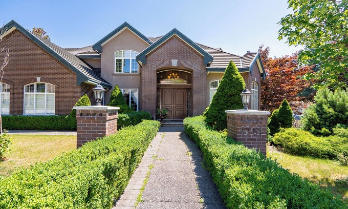 Westwood Plateau House | Luxury Italian-Style House – Private Room with Separate Entrance/1 bath/1 dining