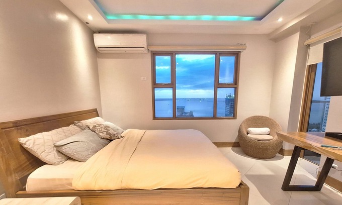 Ermita Night District Apartment | Luxury King 2BR 2BA Condo w/Kitchen Balcony Bayview Pool Netflix