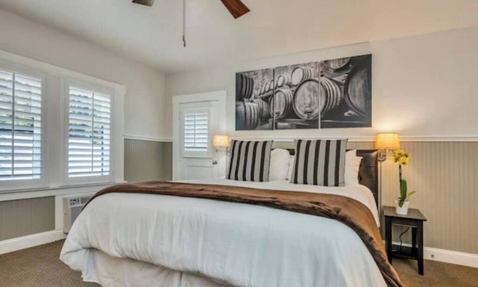 Calistoga Hotel | Luxury King Room with Jetted bath, Small Private Deck. Walk to Calistoga Spas