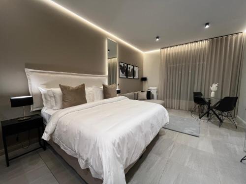 Menlyn Apartment | Luxury King Studio, Menlyn Maine, Time Square Views, Smart Access