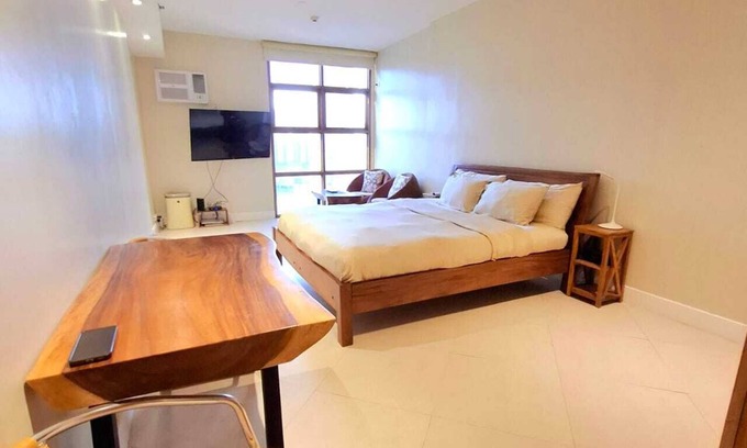 Ermita Night District Apartment | Luxury King Studio w/Kitchen, Rainshower, Pool, Partial Bay View, Netflix