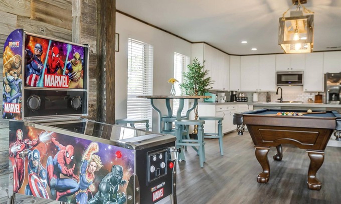 Granbury House | Luxury Lake Retreat! Kayaks, Hottub, Arcade, Pool table, Karaoke & MUCH more!