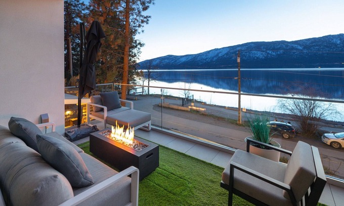 Central Okanagan House | Luxury Lakeside Home with Hot Tub & Buoy-Multi-Family Large Groups