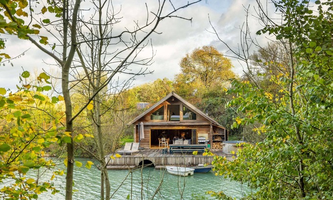 Ditchling Cabin | Luxury lakeside hideaway nestled in the beautiful Sussex Downs.