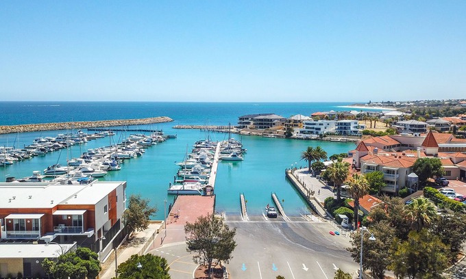 Mindarie Apartment | Luxury Mindarie Waterfront Apartment