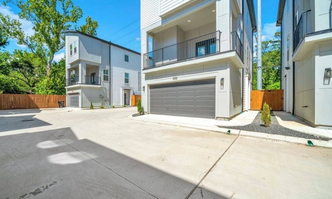 North Houston House | Luxury Modern 2BR + Office & Garage in Gated Estate 15 Mins to Galleria