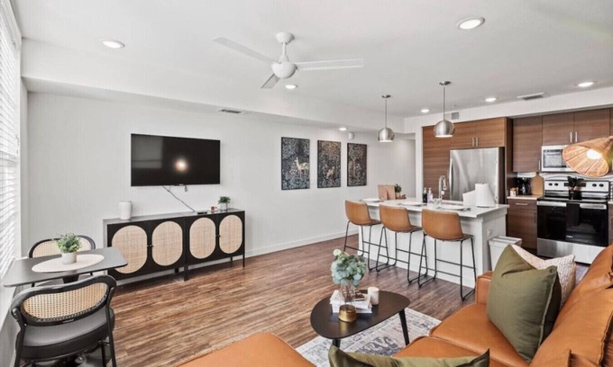 Oak Cliff Apartment | Luxury Modern Retreat in the Heart of Dallas