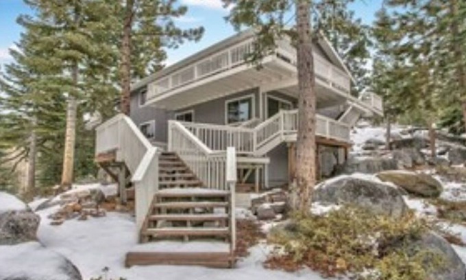 Upper Kingsbury House | LUXURY MOUNTAIN HOME -Ideal for families- RARE FIND- Sleeps 10