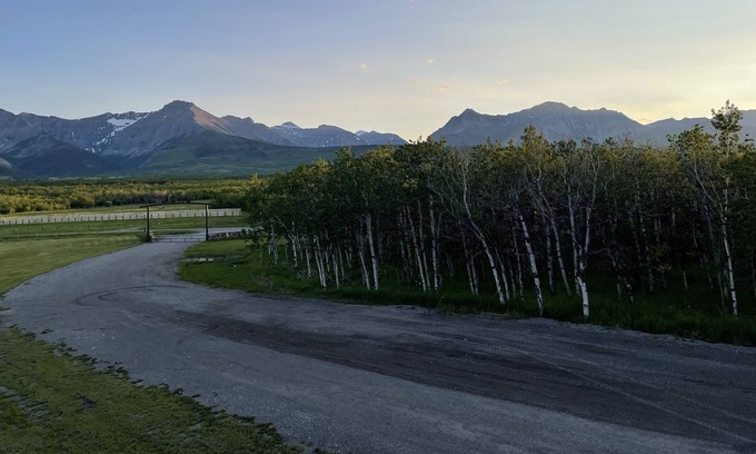 Division No. 3 Cabin | Luxury Mountain Lodge 10 minutes from Waterton Park