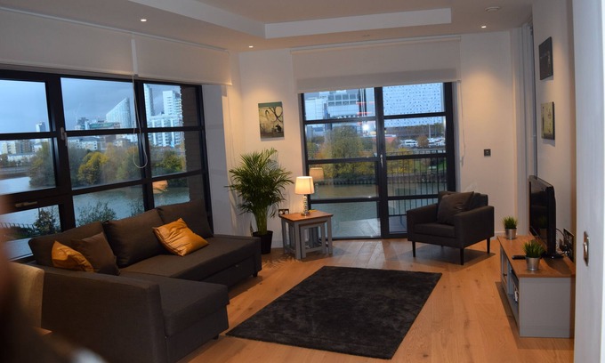 Docklands Apartment | Luxury New and Spacious 3 Bedroom, 2 Bathroom, Riverside Apt, Canary Wharf, E14