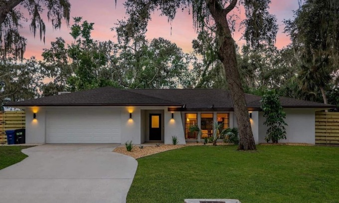 Nokomis House | Luxury Oasis Home 3BR 2Bath with Heated Pool