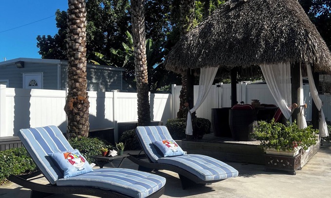Ludlam Apartment | đșLuxury Paradise: Tropical Post-Op Style Edition đș