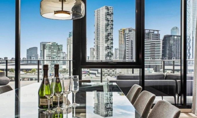 South Melbourne Apartment | Luxury Penthouse with Bay and City Views