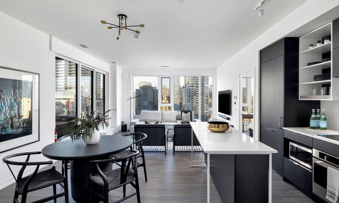 Bay Street Corridor Condo | Luxury Penthouse DT | 3 Beds | Outdoor Fire & BBQ