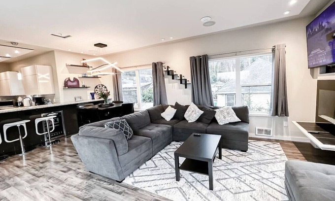 Lair Hill Condo | Luxury Penthouse: Panoramic City, Mountain & River Views with Office & Parking