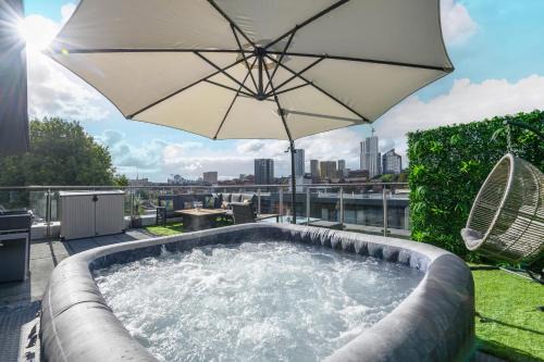 Leeds Apartment | Luxury Penthouse with Private Hot Tub Overlooking Leeds City Centre